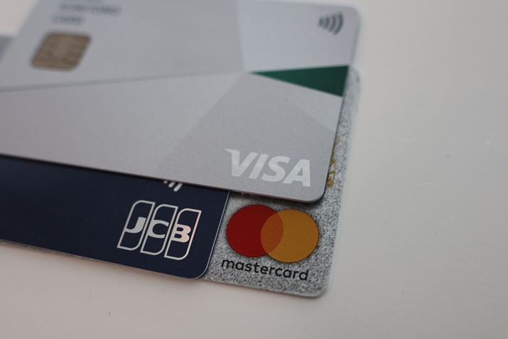 �N���W�b�g�J�[�h�̌��ʂɂ́A���ۃu�����h�̃}�[�N���L�ڂ���Ă��܂�