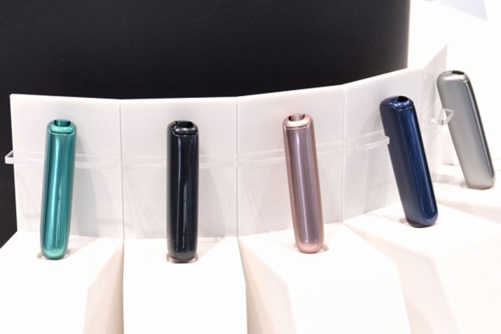 �ʐ^�̍��ɂ���́u�v���[���E�I�[���v���A���~�e�b�h�J���[�V���[�Y��3�e�́u�A�N�A�O���[���v