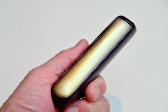 �u�v���[���E�I�[���E�t�����g�p�l���E�R����Y LIMITED EDITION ���^�J���v�́A��₩�ȋ��F�������B�悭����ƁA���ʎd�グ�ł͂Ȃ��A�c�ɂ�������Ɓg�؁h�������ꂽ�w�A���C�����H�̂悤�ȕ\�����f�U�C������Ă��܂�