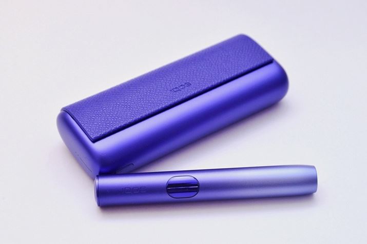 �z���_�[�ɂ̓J���[�O���f�[�V�������������Ă��܂��B�܂��A�z���_�[�̃^�b�`�X�N���[���̓c������̓��n�F���̗p�i�u�A�C�R�X �C���} �A�C �v���C���v���ʂ̃f�U�C���j