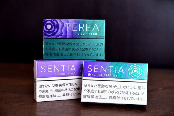 �p�b�P�[�W�f�U�C�����炵�ėގ��B�����v�f�Ƃ��ẮA�u�Z���e�B�A �t���b�V�� �p�[�v���v�i���j�́ufor IQOS ILUMA�v���u�Z���e�B�A �p�[�v�� �J�v�Z���v�i�E�j�ł́uPURPLE CAPSULE�v�ƂȂ��Ă��܂�
