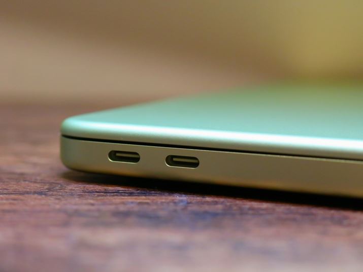 �O���C���^�[�t�F�C�X��USB-C�|�[�g×2�ƃI�[�f�B�I�W���b�N�݂̂̃V���v���ȍ\��