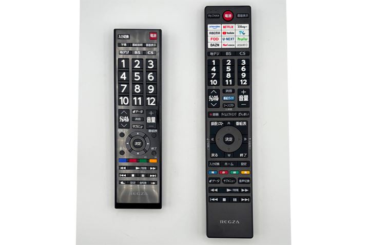 ���@�̃����R���͑傫���قȂ�B���́u32S25S�v�͂悭����]���^�ŁA�E�́u32V35S�v�͂���ɏ�ʃ��f���ɋ߂��`�B�u32V35S�v�̃����R���ɂ͎�v�l�b�g����T�[�r�X�Ƀ_�C���N�g�ŃA�N�Z�X�ł���{�^�����z�u����Ă���@