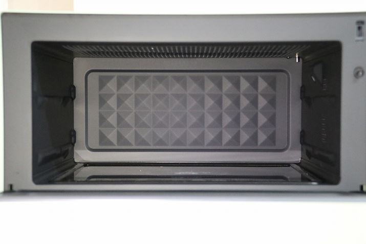 �ɓ��T�C�Y�́A371�i���j×320�i���s�j×179�i�����jmm�B���E�ʂɏ㉺2�i�ɕ����ăg���C���Z�b�g�ł���u�g���C�E���b�N�󂯁v��������Ă��܂�