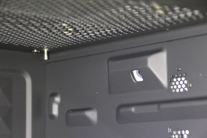 �ɓ��E���ɂ́A�H�i�̉��x���ԁi�Ⓚ�E�퉷�j�A���ݕ��̉��x�����m����u�ԊO���Z���T�[�v���A���̉��ɂ͌ɓ��̉��x�����m����u���x�Z���T�[�v��z�u