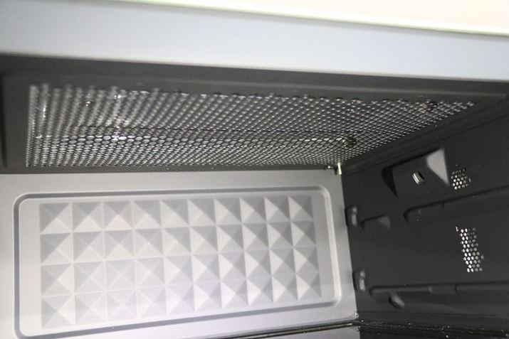 �ɓ��V�ʂɂ́u�O���t�@�C�g�q�[�^�v�𓋍ځB�}�C�N���g�������Ɋ����Ȃ��悤�Ƀp���`���O���^���ɕ����Ă��܂��B�H�ނ��q�[�^�[�ɐG��Ă��܂��S�z������܂���