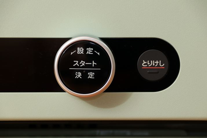 �{�̐��ʂ̉E���ɂ́A�����W�̏o�͂�I�[�u���̉��x�A�������ԂȂǂ�ݒ肷��ݒ�_�C�����𓋍ځB�ݒ�_�C�����̒��������������ƂŁA�ݒ���e�����肵����A���M���J�n������ł��܂�