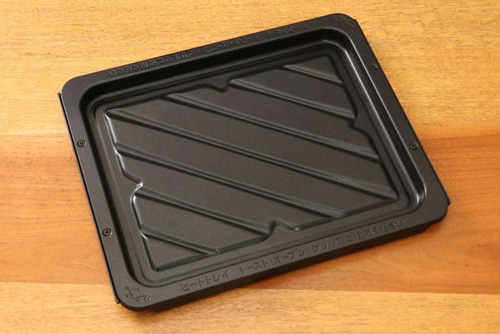 �g�[�X�g��O�����A�I�[�u���������Ɏg�p����u�q�[�g�g���C�v�B�g�[�X�g�ƃO�����������́A�����甭������}�C�N���g���z�����Ĕ��M���邽�߁A�ォ��̃q�[�^�[���M�Ɠ����ɗ��ʂ��Ă��グ���܂�