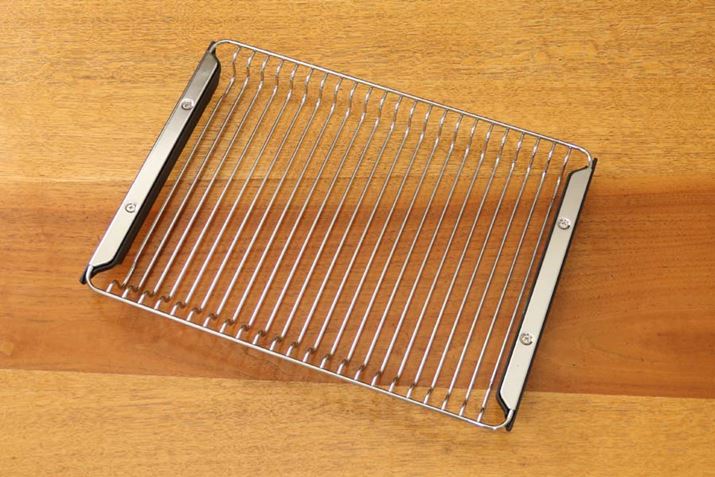 ���x�C�N�ƃI�[�u�������Ŏg�p����u�}�W�b�N���b�N�v�B�������Ȃ��烌���W���M�ɂ��Ή����܂��B���x�C�N�����ł́A������̃}�C�N���g���}�W�b�N���b�N�����蔲���ĐH�ނ����M���邢���ۂ��A�㕔�́u�O���t�@�C�g�q�[�^�v���H�ނ����񂪂�Ă��グ�܂�