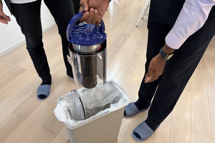 �S�~�̂ẮA�_�X�g�r����S�����h�b�N����O���A�S�~���̏�Ń��o�[�����������B�_�X�g�r�����̂̉��ꂪ�C�ɂȂ�ꍇ�͕�������\�ł�