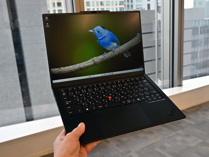 �J�[�{���t�@�C�o�[�f�ނ��̗p���邱�ƂŔ��^�E�y�ʂƌ��S���𗼗����Ă���uThinkPad X1 Carbon�v�V���[�Y�B14����ڂƂȂ�V���f���uThinkPad X1 Carbon Gen 14 Aura Edition�v���o�ꂵ�܂���