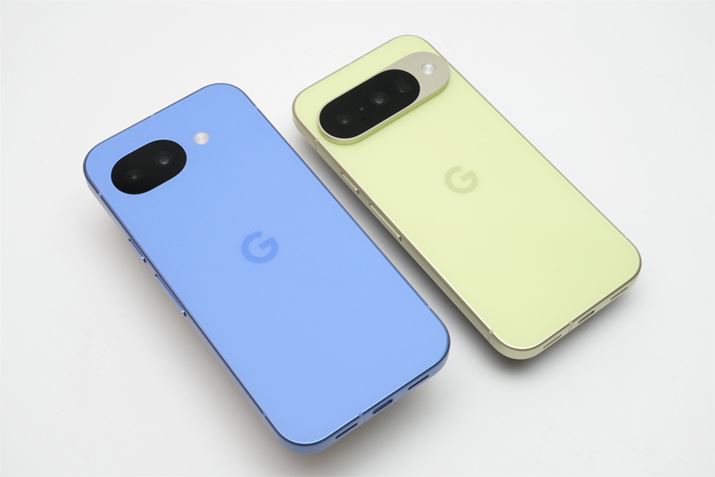 �ŐV�̗������f���uPixel 10a�v�i���j�ƃX�^���_�[�h���f���uPixel 10�v�i�E�j