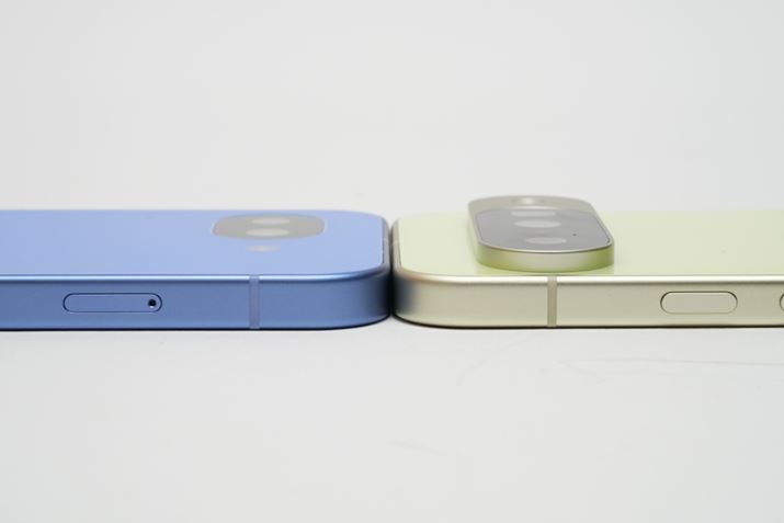 �uPixel 10a�v�i���j�̓t���b�g�ł����A�uPixel 10�v�i�E�j�͔w�ʃJ�������j�b�g�i�J�����o�[�j����яo���Ă��܂�