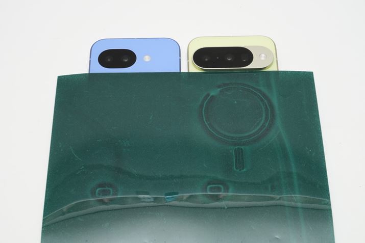 �uPixel 10�v�i�E�j�ɂ̂݁uGoogle Pixelsnap�v�̂��߂̎��΂����ߍ��܂�Ă��܂�