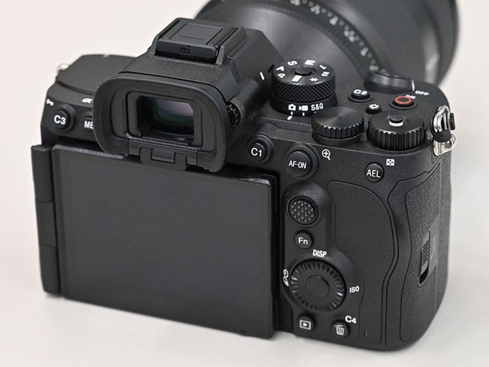 EVF�ɂ͍ŐV�̍��P�x�f�o�C�X���̗p�B�w�ʃ{�^���ɂ̓C���~�l�[�V�����@�\���ǉ����ꂽ