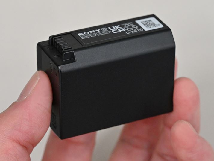 �e��2670mAh�̐V�o�b�e���[�uNP-SA100�v���̗p�B�Ȃ��A�]���́uNP-FZ100�v�͖{�@�ł͎g�p�ł��Ȃ�