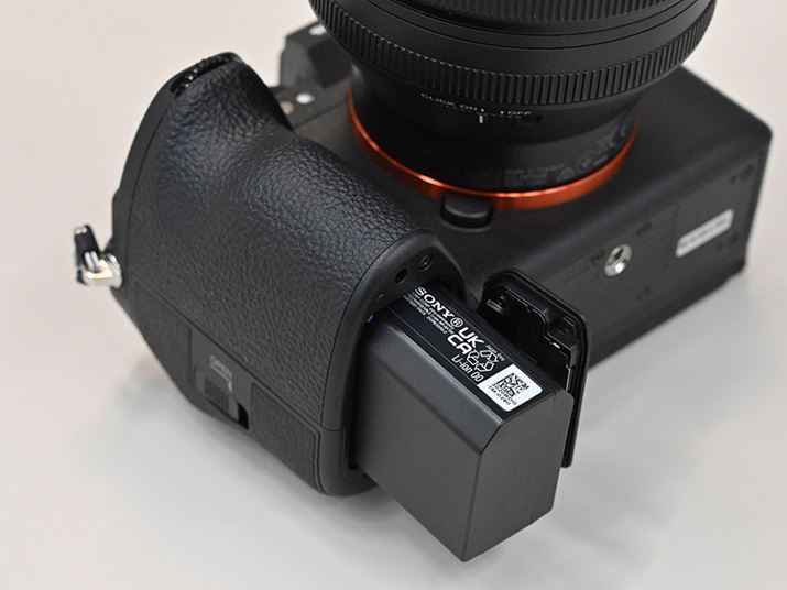 �e��2670mAh�̐V�o�b�e���[�uNP-SA100�v���̗p�B�Ȃ��A�]���́uNP-FZ100�v�͖{�@�ł͎g�p�ł��Ȃ�