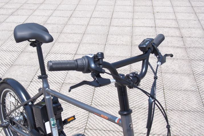 BMX�ȂǂɎg����悤�ȃZ�~���C�U�[�^�C�v�̃n���h���𑕔��B�O���b�v�ʒu�����߂ň���₷�����Ƃ������ł�
