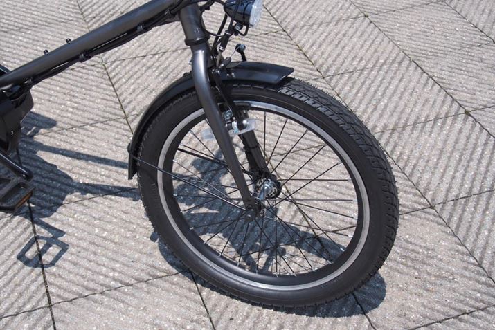 �O��Ƃ���20×2.125�C���`�̃^�C���B�t�F���_�[�i�D�悯�j����������Ă���̂ŁA�D�͂˂�S�z����K�v������܂���