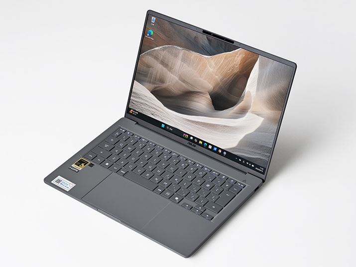 ASUS�̍ŐV���o�C���m�[�gPC�uZenbook SORA UX3407NA�v�B�uSnapdragon X2 Elite�v���ڂɂ�鏈�����\�̍������傫�ȓ����ł��B�J���[�o���G�[�V�����́u�A�C�X�����h�O���[�v�i�{�摜�j�Ɓu�U�u���X�L�[�x�[�W���v��2�F