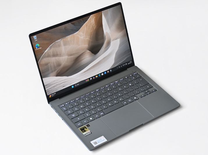 ASUS�̍ŐV���o�C���m�[�gPC�uZenbook SORA UX3407NA�v�B�uSnapdragon X2 Elite�v���ڂɂ�鏈�����\�̍������傫�ȓ����ł��B�J���[�o���G�[�V�����́u�A�C�X�����h�O���[�v�i�{�摜�j�Ɓu�U�u���X�L�[�x�[�W���v��2�F
