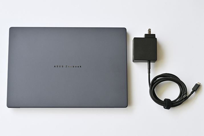 �t����AC�A�_�v�^�[�́A�ő��100W��USB PD�iPower Delivery�j�Ή��Ȃ���R���p�N�g�B��30����50���̋}���[�d���\�ł�