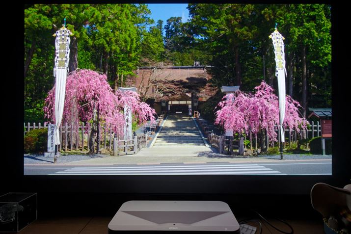 �S�Â̕�����Ultra HD�u���[���C�Ȃǂ������B�p���b�Ƃ������Ȃ����R�ȐF�Č����G�v�\�����v���W�F�N�^�[�̖��͂�