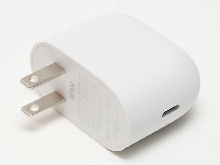 �t����30W USB Type-C�d���A�_�v�^�[�B�T�C�Y��29�i���j×58.7�i�����j×55�i���s�jmm�ŁA�d�ʂ�65g
