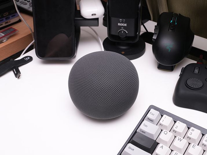 �d�����̏�ɁuGoogle Home �X�s�[�J�[�v��ݒu�B�L�[�{�[�h��}�E�X�Ńp�\�R���𑀍삵�Ȃ���A��������Gemini�Ɏw���ł���̂��{�@�̖��͂ł�