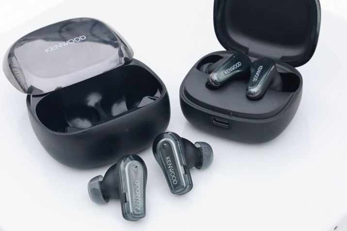 �P���E�b�h�́u80���N�v�L�O���f���uGLASS Core Pro�v�i���j�ƁuGLASS Core�v�i�E�j�����r���[