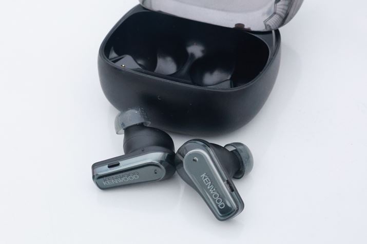 ��ʃ��f���́uGLASS Core Pro�v�̖{�̂͂ЂƂ܂��傫���A�P�[�X�̊J���X���C�h���ƂȂ�B�܂��A�{�̑���͕����{�^����