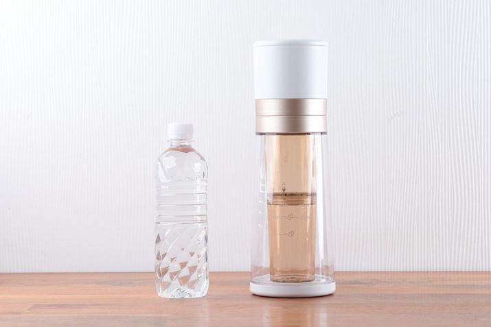 ���o���̖{�̃T�C�Y�́A��105�i���j×310�i�����jmm�B500ml�̃y�b�g�{�g�����������w�������ł����A��ʓI�ȃ|�b�g�Ɠ����̃T�C�Y���B�d���R�[�q�[���[�J�[�ɂ��肪���ȁA�傫�����J���J�������b�N�X�Ƃ͖����ł��B�[�d�͓��������USB Type-C�P�[�u���ōs���A�[�d���Ԃ͖�2.5����