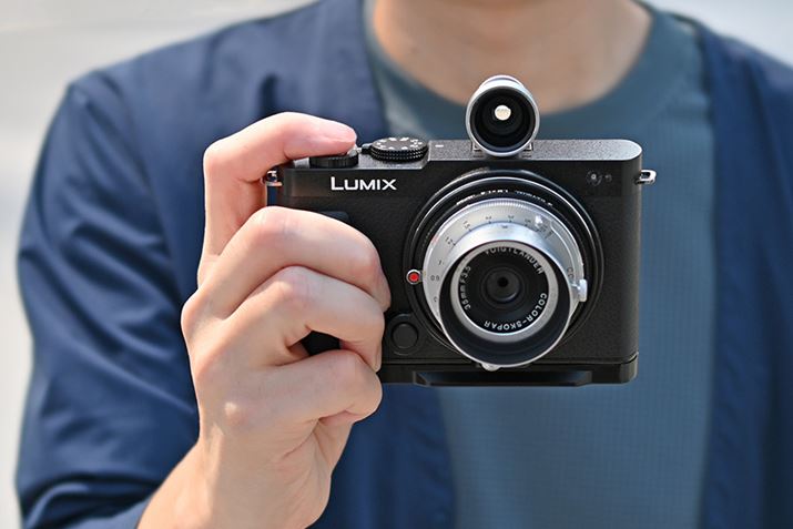 �O�t��OVF�ƃR���p�N�g��MF�����Y�ȂǂŃJ�X�^�������uLUMIX S9�v