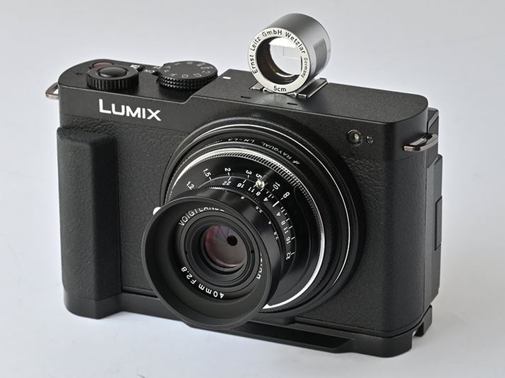 �uLUMIX S9�v�̓t���T�C�Y�~���[���X�J�����̂Ȃ��ł̓G���g���[�����Ɉʒu���郂�f���B�z�[���h�������߂邽�߂�SmallRig��L�^�O���b�v���ʂɕt���ĉ^�p���Ă��܂�