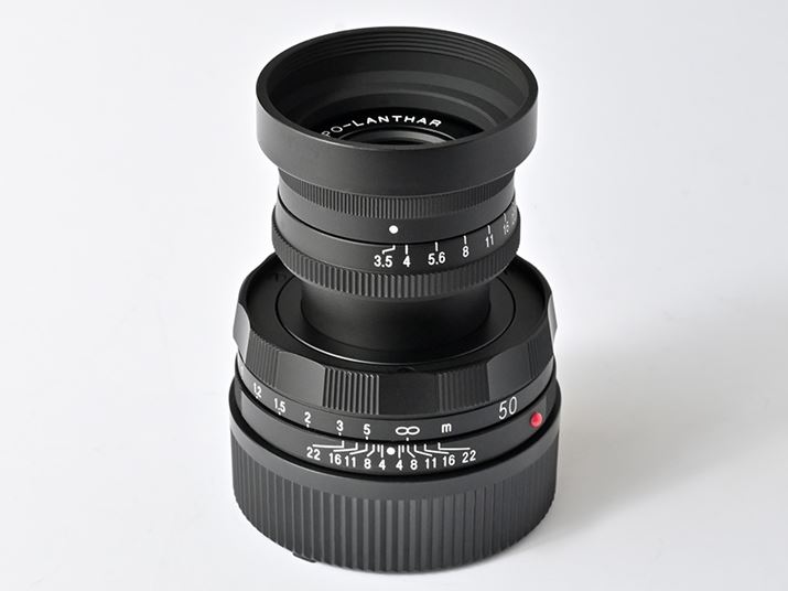 �����������Y�̂悤�ȃ��j�[�N�ȃf�U�C���́uAPO-LANTHAR 50mm F3.5�iType I�j�v�i���ۂ͒������܂���j�B�S��]�w���R�C�h���̗p����Type II�Ƃ͈قȂ�A�s���g���킹���ɍi�胊���O���ꏏ�ɉ�]���Ȃ��݌v�̂��߈����₷���ł�