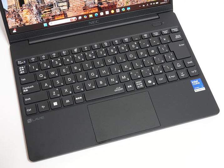 �L�[�{�[�h�́uCopilot�L�[�v�������85�L�[�̓��{��z��ŁA�L�[�s�b�`��19.0mm�A�L�[�X�g���[�N��1.5mm���m�ہB�o�b�N���C�g�͔񓋍ڂł�