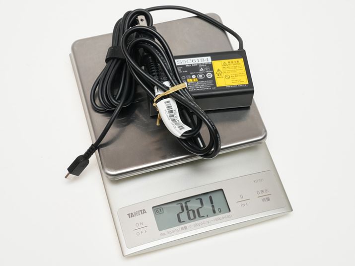 AC�A�_�v�^�[�Ɠd���P�[�u���̍��v�d�ʂ͎���262.1g�B�O�o�p�ɂ́A����������ƌy�ʂ�AC�A�_�v�^�[���ق����Ƃ���ł�