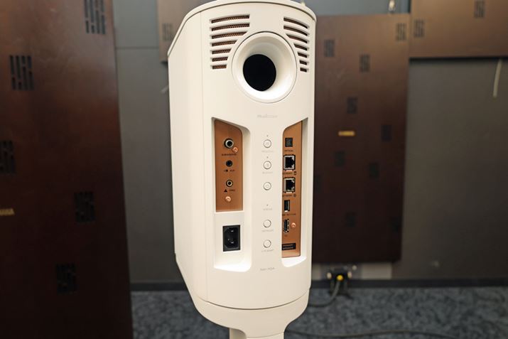 �X�s�[�J�[�̓v���C�}���i�ʐ^�j�ƃZ�J���_��������A�v���C�}������HDMI���܂ޒ[�q�𓋍ڂ���B�X�s�[�J�[�̍��E�͔C�ӂɐݒ�\��