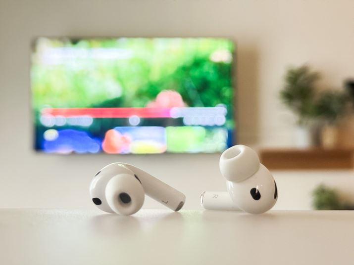 �M�҂����p���Ă���uAirPods Pro 3�v�B��C���̕M�҂ł����A�q�A�����O�⏕�@�\�����p���邱�ƂŁA�Ƒ��ƈꏏ�ɂ��傤�ǂ������ʂŃe���r���y���߂�悤�ɂȂ�܂���