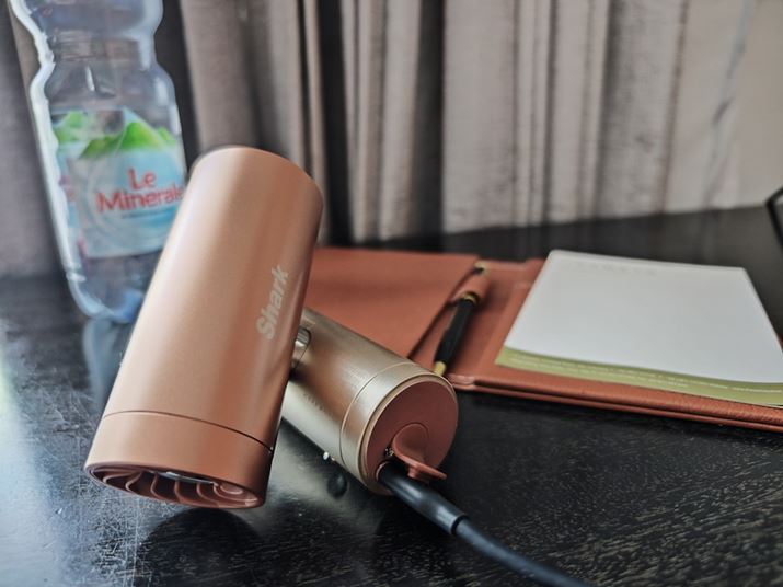 �[�d�ɂ́A������USB Type-C�P�[�u�����g�p�B�[�d�؂�̍ۂ��A�莝���̃��o�C���o�b�e���[�ȂǂŊȒP�ɏ[�d�ł��܂��B�z�e����C�^�C�v�ϊ��v���O�o�R�ł����Ȃ������[�d�ł��܂����B�Ȃ��A�t���[�d�ɂ����鎞�Ԃ͖�3.5���Ԃł�