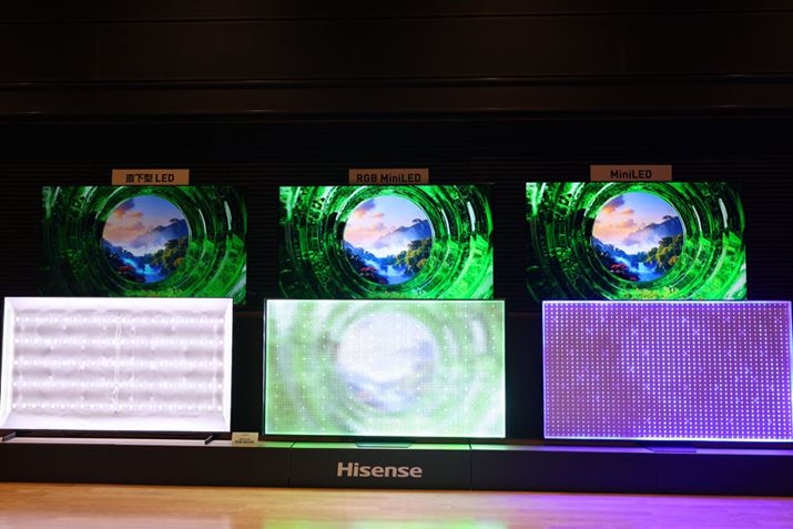RGB mini LED�o�b�N���C�g�𓋍ڂ����n�C�Z���X�uUXS�v�V���[�Y�i�����j���g�����o�b�N���C�g�̃f�����X�g���[�V�����B���������^�i�G���A�쓮�Ȃ��j�ŁA�E��mini LED�o�b�N���C�g���Bmini LED�͉f���ɍ��킹�ĕ������Ƃɖ��Â̒����i�G���A�쓮�j�����邽�߁ALED�����Ō��̉f���ɋ߂��\���ɂȂ��Ă���B�����ɁA�����܂ōׂ��������ł��Ȃ����Ƃ��킩��B���̂��߁Amini LED�ł����Ă������I�Ƀn���[�i���R��j�������ł��Ă���킯�ł͂Ȃ�