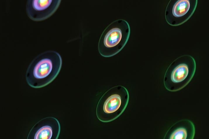 TVS REGZA��RGB mini LED�B�ЂƂ̃��j�b�g��RGB��3�F������ł���B�ʐ^�̂悤�ɏꏊ�ɂ���Ď��t���������قȂ�A����́u���F�v�̉e����}���邽�߂̍H�v���Ƃ���