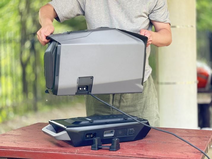 �uEcoFlow WAVE 3�v���g�p����ɂ́AAC�d�����A�ʔ���́uWAVE 3 ��p�o�b�e���[�p�b�N�v��ڑ�����K�v������܂��B����́A�uWAVE 3 ��p�o�b�e���[�p�b�N�v��p�ӂ��܂����B�uEcoFlow WAVE 3�v���o�b�e���[�p�b�N�̏�ɒu���A�{�̑��ʉ����̃G�N�X�g���o�b�e���[�|�[�g�ɐڑ��A�N�Z�T���[��}���āA2���h�b�L���O���܂�
