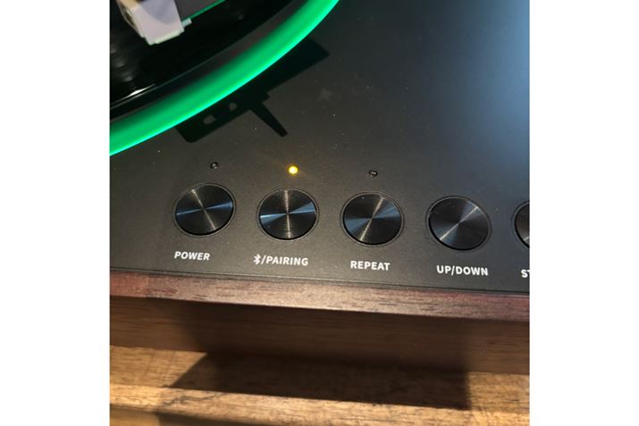 �uTT11�v�́uBluetooth/PAIRING�v�{�^���𒷉������āA���C�����X�w�b�h�z����ڑ��B�ڑ����m������ƁA�C���W�P�[�^�[���_�ł���_���ɂȂ�
