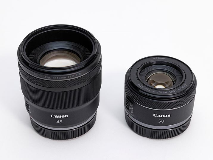 �����uRF45mm F1.2 STM�v�ŁA�E���uRF50mm F1.8 STM�v�B��ׂ�ƁuRF45mm F1.2 STM�v�͂ǂ����Ă���Ԃ�Ɍ�����̂����A�J���i��l��1�i�Ⴄ���Ƃ�O���ɓ����΁A���̔�r�͂��܂�Ӗ����Ȃ��Ȃ��B�ނ���A���̌y�ʊ��������ڈȏ�̂����D�ꂽ�g�s�������������Ă����͂��ł���