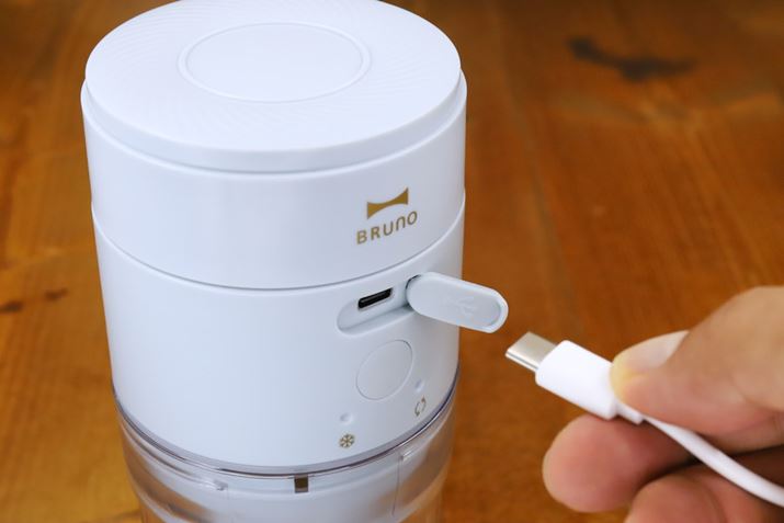 �[�d�̓V���R���J�o�[����USB-C�̃|�[�g����s���܂��B���o�C���o�b�e���[����̋��d���\�Ȃ̂ŁA�����^�񂾐�ł����X�����܂�