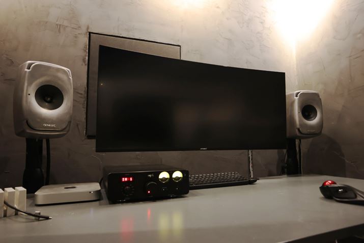 150�p���̃f�X�N�Ŏg�����߂ɓ��������u8331A�v�B�ǂɋ߂��ꏊ�ɐݒu����K�v������A���̏ꏊ�Ńp�t�H�[�}���X�𔭊��ł��邱�Ƃ��w���̏����������B�W�F�l���b�N�̃K�C�h���C���ɂ��΁A�u8331A�v�̐ݒu�ɂ͔w�ʂ�5�p�ȏ�̃X�y�[�X������΂悢�Ƃ���