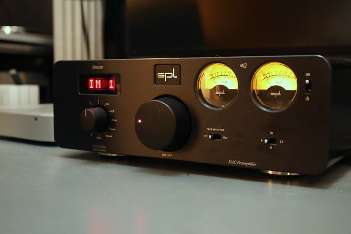 �v���A���v�Ƃ��Ďg���Ă���̂�SPL�́uDirector Mk2�v�BUSB DAC�@�\�������Ă��邪�A�����܂Ń��C���@�\�̓A�i���O�v���A���v�B������LINN�̃l�b�g���[�N�I�[�f�B�I�v���[���[��PC���Ȃ��A�I�[�f�B�I�n�u�I�Ɉ����Ă���