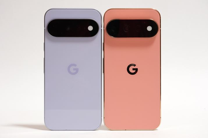 �����uPixel 11�v�A�E���uPixel 11 Pro�v�B�T�C�Y�͂قړ����ŁA�d�ʍ���7g�ɂƂǂ܂�܂�