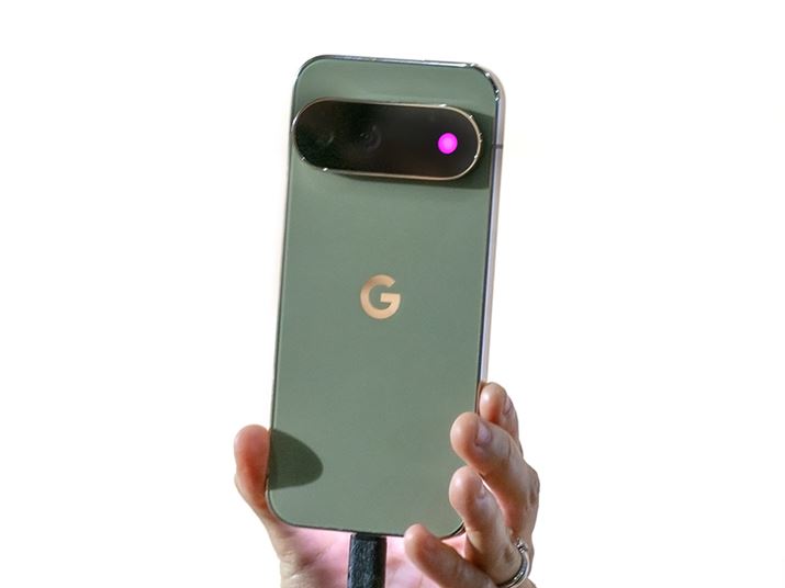 ���M��Gemini�A�v���̃X�e�[�^�X���A�w�ʂ̃J���[LED�������Ēm�点�Ă����uHiLight�v�B���M���ɂ͘A���悲�ƂɃJ�X�^���J���[�����蓖�Ă��܂�